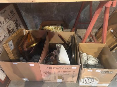 de nombreuses boîtes contenant des articles divers, posées sur une étagère