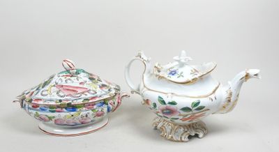 paire de théières en porcelaine avec soucoupes, ornées d'un motif floral