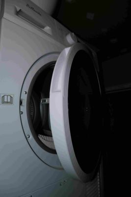 un gros plan de l'intérieur d'une machine à laver