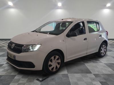 la photo d'une voiture blanche garée sur un sol en damier