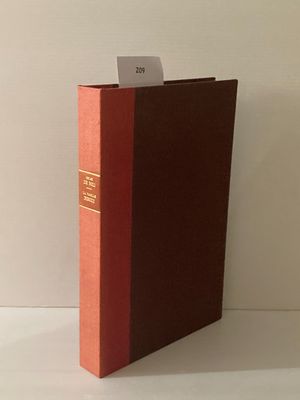 un livre posé sur une table blanche