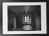 photographie en noir et blanc d'une table dans une pièce dotée d'une fenêtre