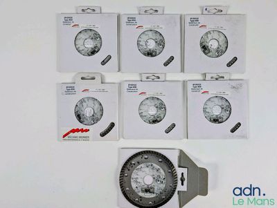 plusieurs boîtes contenant des objets divers, posées sur une surface blanche