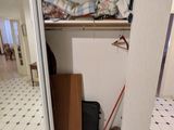 une chambre avec un placard et un lit