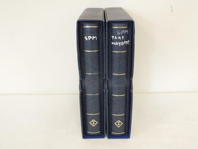 deux livres sont posés l'un sur l'autre sur une table