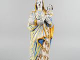 une image représentant une figurine de femme tenant un oiseau