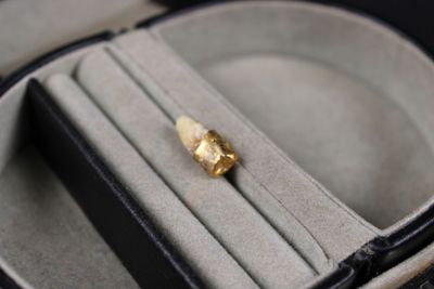 une bague dans un écrin contenant une pièce en or