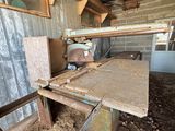 une table en bois au milieu d'une pièce