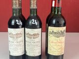 trois bouteilles de vin sont alignées sur un comptoir