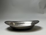 un bol en argent posé sur une table