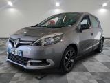 une photo d'une voiture argentée dans un showroom
