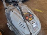 une petite machine qui se trouve dans le garage
