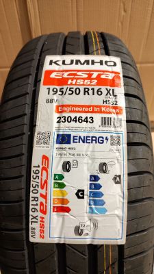 un gros plan d'un pneu sur lequel est collé un autocollant