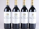 trois bouteilles de vin posées l'une à côté de l'autre sur une table