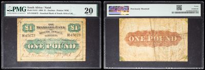 Trois types différents d'anciennes pièces de monnaie sont exposés dans une vitrine.
