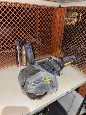 une photo d'un établi sur lequel sont posés des outils