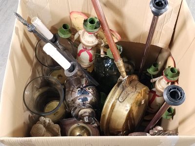 une boîte en carton remplie d'objets divers et d'une bouteille