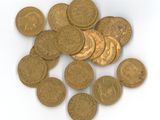 une pile de pièces d'or sur une surface blanche