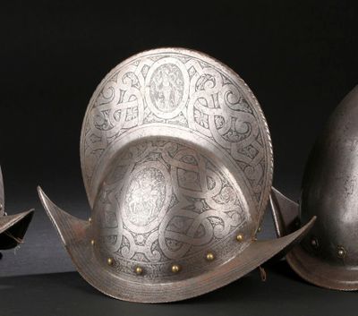 trois casques posés les uns à côté des autres sur une table