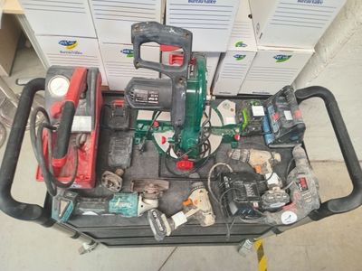 un chariot rempli d'outils électriques posé par terre