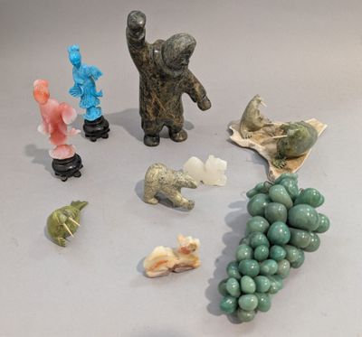 de nombreuses figurines de formes et de tailles variées sur la table