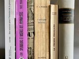 plusieurs livres sont alignés sur une étagère