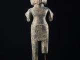 une statue de femme avec un chapeau sur la tête