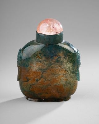 une image représentant une bouteille en verre avec une pierre rose à son sommet
