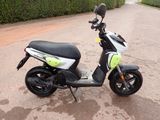 un scooter garé sur le bord de la route