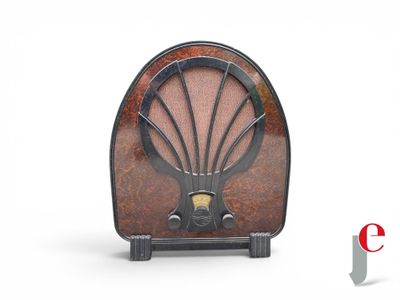 une image représentant une radio vintage sur fond blanc