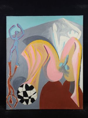 une image représentant un tableau d'une femme tenant une balle à carreaux noirs et blancs