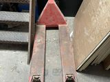 une paire de skis posée par terre dans un garage
