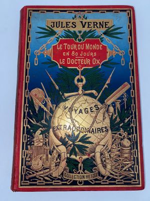 un vieux livre sur lequel figure l'image d'un globe terrestre entouré d'autres objets