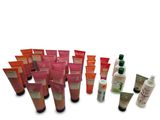 de nombreux types de produits de soins de la peau sur fond blanc