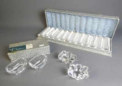 une boîte contenant un tas de morceaux de cristal