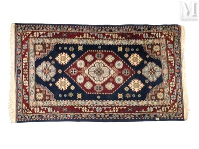 Réunion de quatre tapis comprenant :