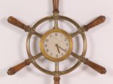 une horloge accrochée au mur en forme de barre à roue