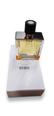 une image représentant un flacon de parfum posé sur une boîte blanche