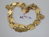 un bracelet en chaîne d'or auquel est attachée une plaque