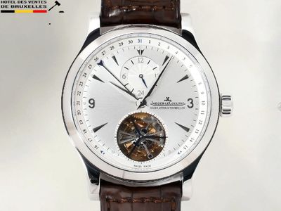 gros plan d'une montre-bracelet avec un bracelet en cuir marron
