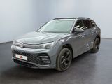 un SUV Volkswagen gris garé dans une pièce au sol noir