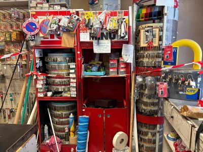 une étagère rouge contenant de nombreux objets variés