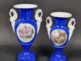 deux vases bleus, sur lesquels sont peints des flamants roses, placés l'un à côté de l'autre