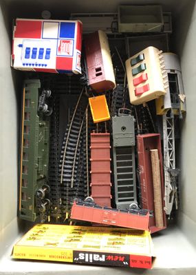 une boîte remplie de petits trains et de rails