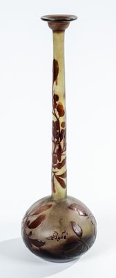 un vase brun et blanc posé sur une surface blanche