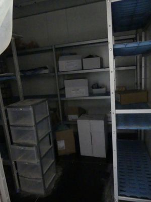 une petite pièce équipée d'étagères et de bacs