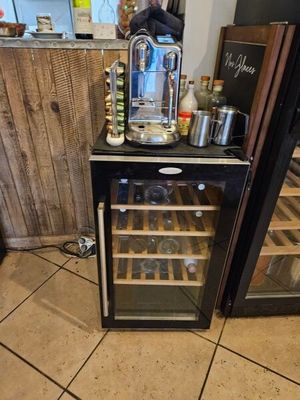 un petit réfrigérateur équipé d'un compartiment à vin