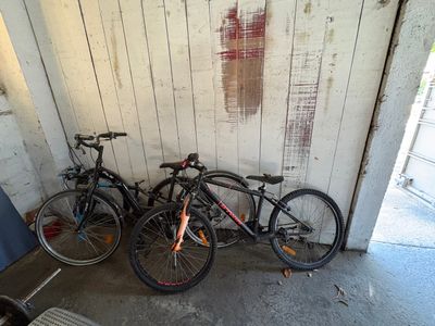 deux vélos garés l'un à côté de l'autre dans un garage
