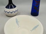 deux vases et un bol posés sur une table