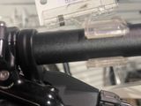 un gros plan sur un guidon de vélo sur lequel est apposée une étiquette